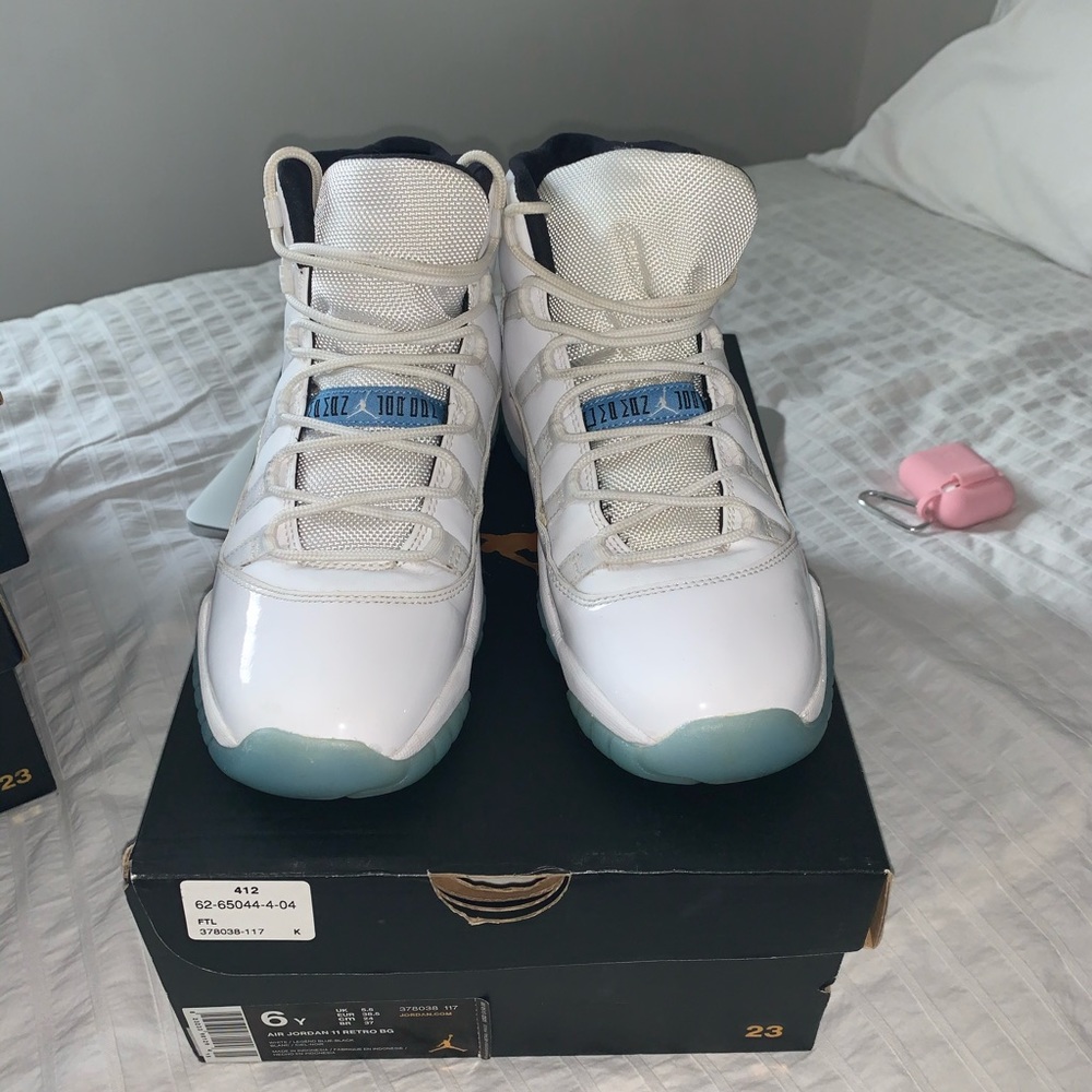 White Legend Blue 11’s